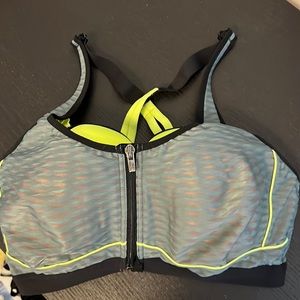 36DDD Sports Bra VS Zip Up